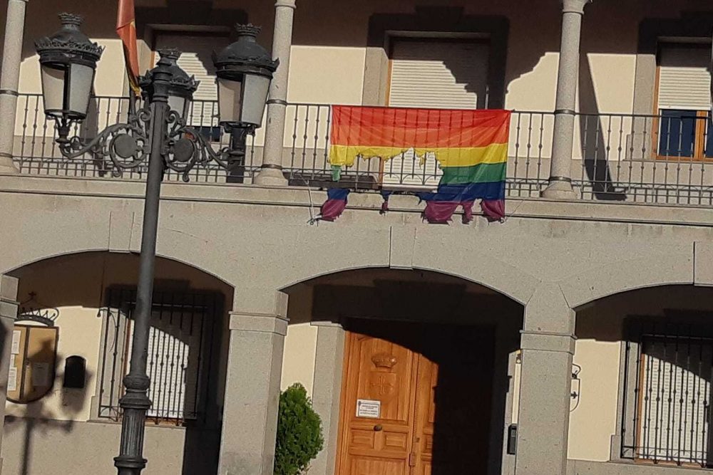 IU condena el ataque a la bandera arcoiris en el Ayuntamiento de Ajofrín