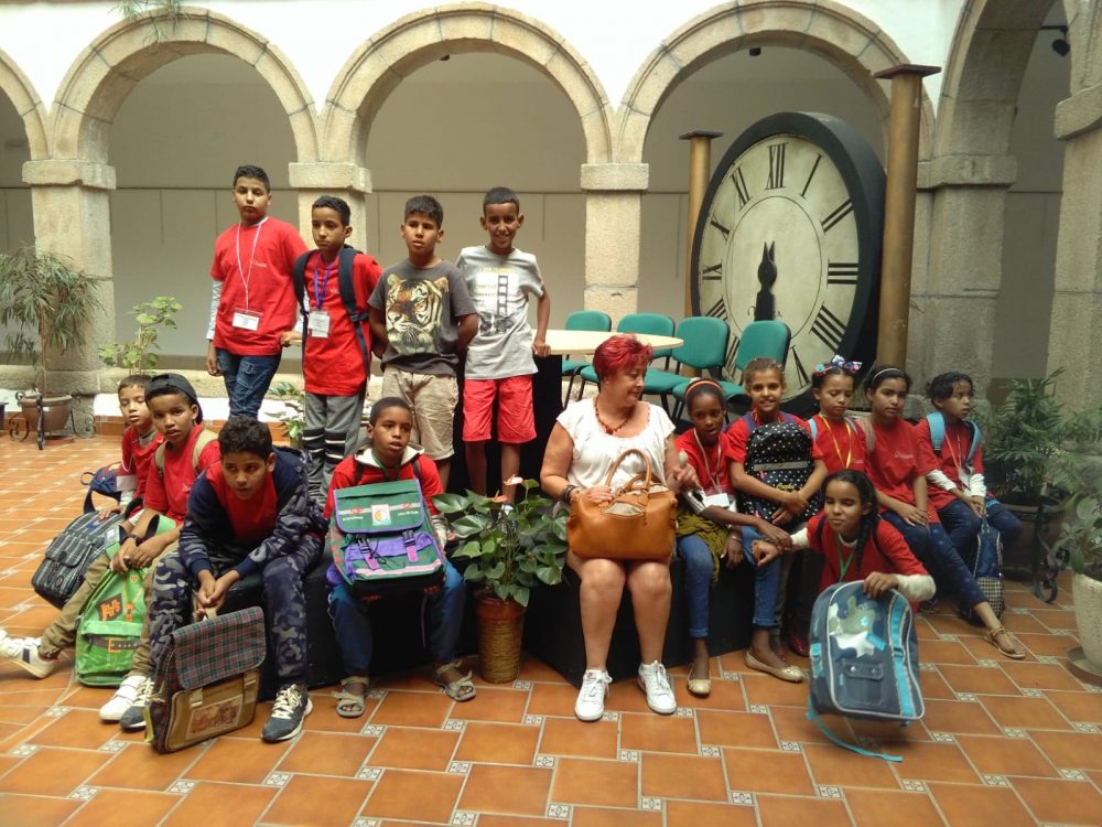 Izquierda Unida de Madridejos dona material escolar para 20 niñas y niños saharauis.